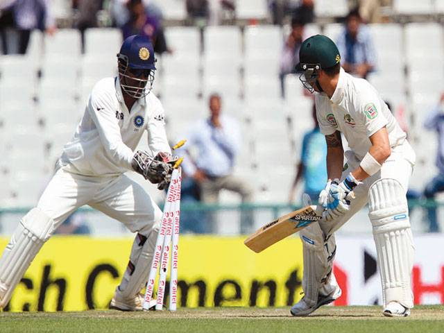 India inch ahead on hard-fought day