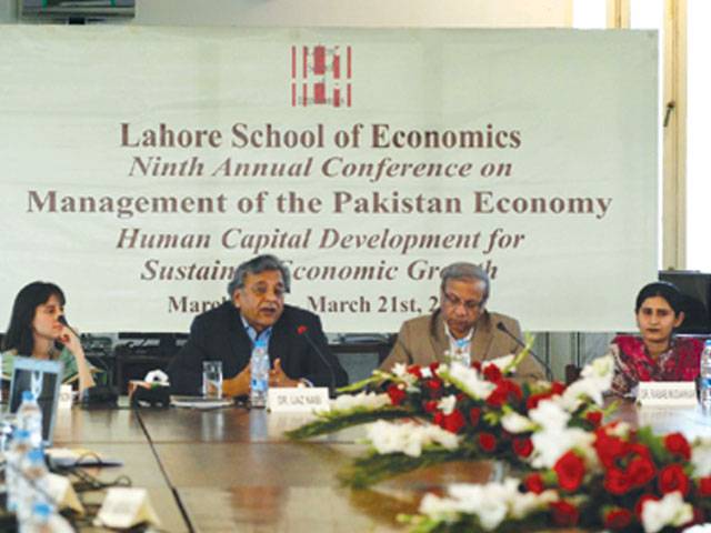 Experts present papers at moot on Pakistan economy 