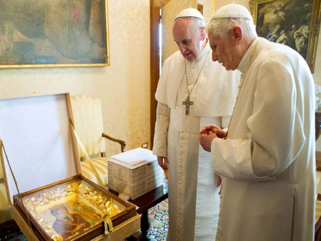 Pope meets with predecessor 