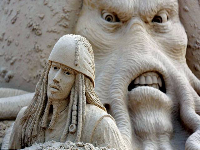 HOLLYWOOD-THEMED SAND SCULPTURES