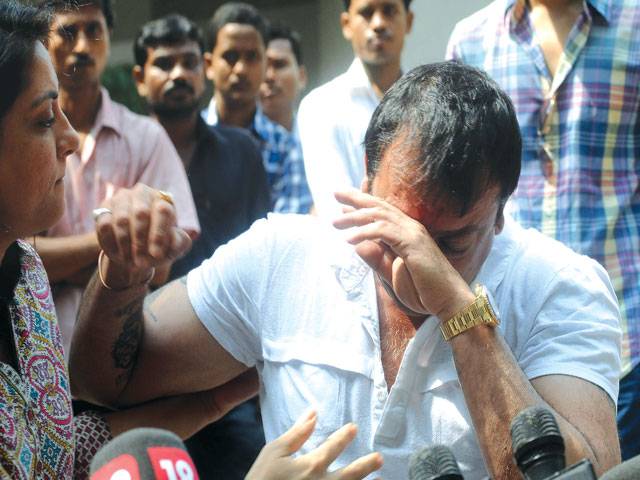 Tearful Bollywood star Dutt ‘will return to jail’