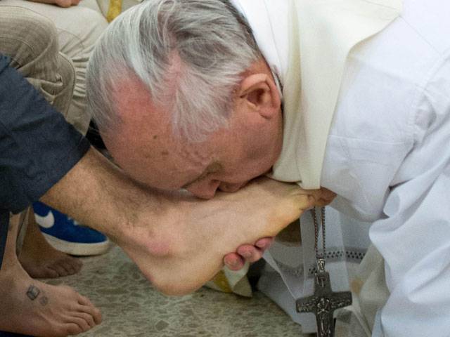 Pope washes prisoners’ feet in Rome