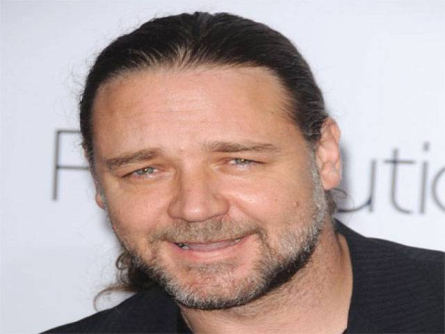 Russell Crowe bothered by birds 
