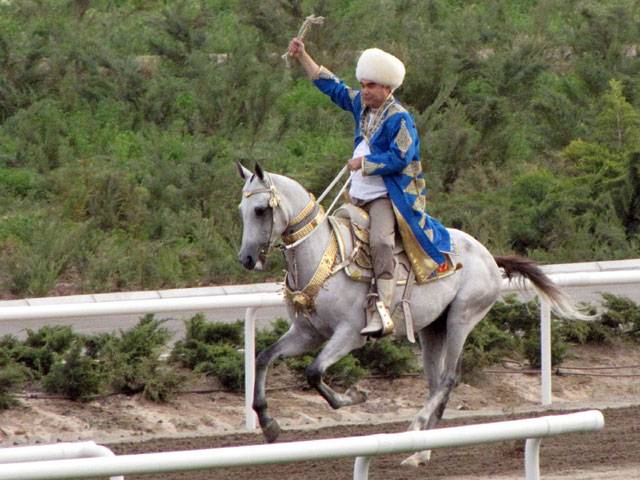 Turkmen president falls from horse