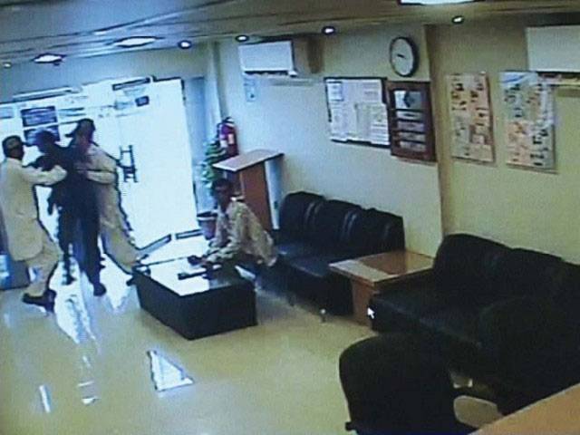 Bank survives dacoity as alarm rings