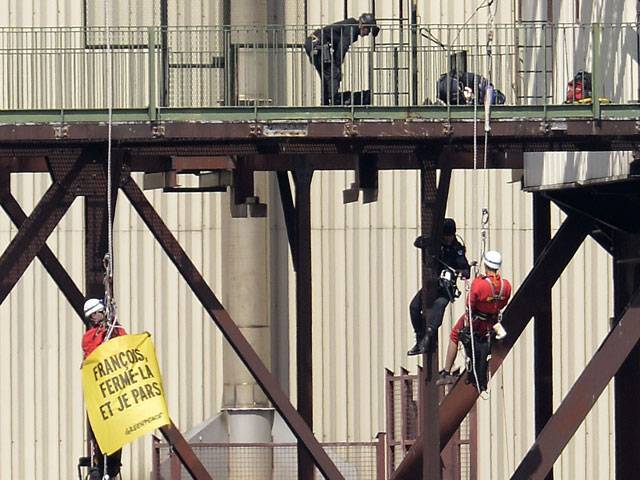 Greenpeace activists break into French nuclear plant 