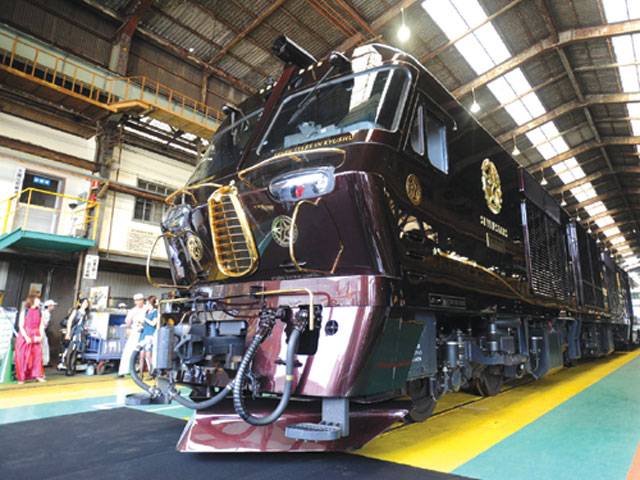 Japan railway unveils super-luxury train 