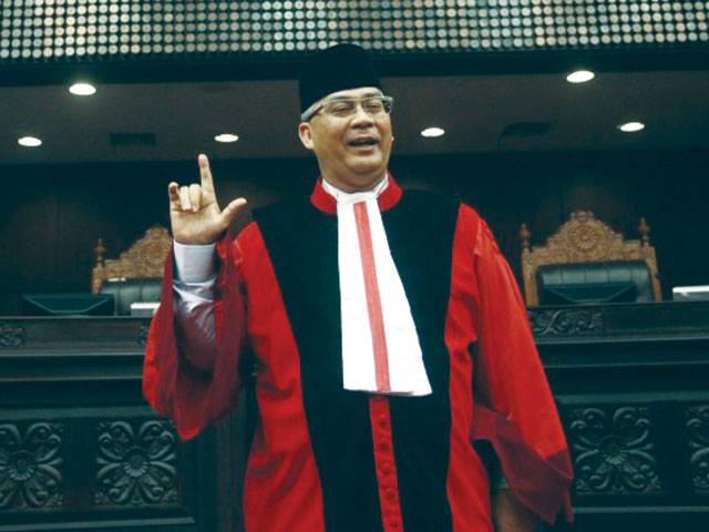 Indonesia arrests top judge over corruption 