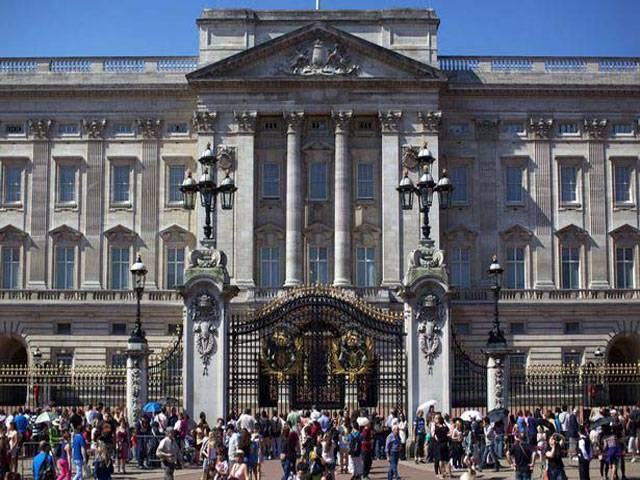 Man with knife arrested at Buckingham Palace