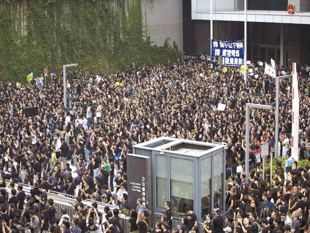 Hong Kong TV protest draws crowds 