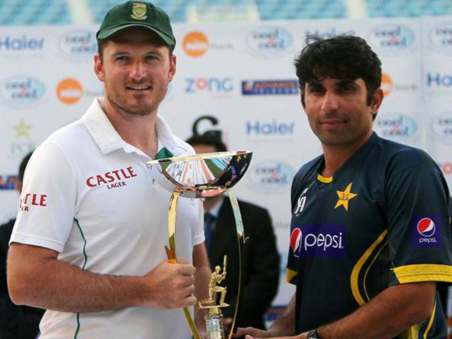 South Africa rout Pakistan to level series