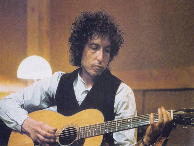 Bob Dylan’s guitar goes under the hammer