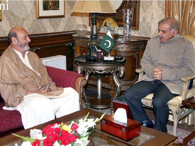 Mumtaz discusses party matters with Shahbaz