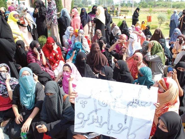 Female students shut down IIUI over hostel issues