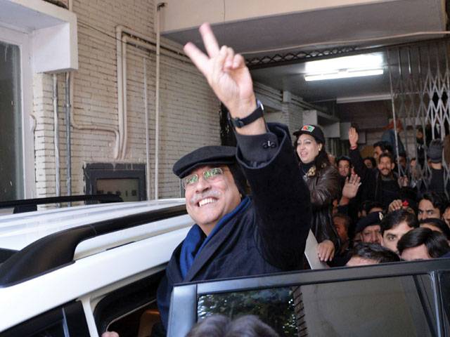 Defying threats, Zardari complies with call