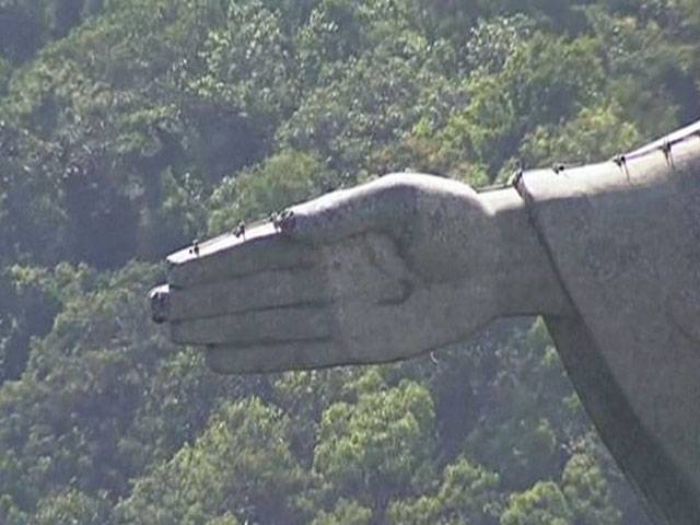 Storm damages Rio statue’s thumb