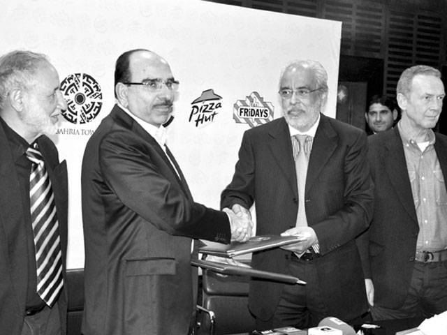 Pact signed to open multiple branches of fast food chains in Bahria Town 