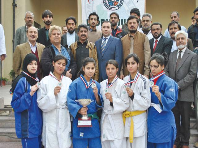 Peshawar win Inter-district Judo