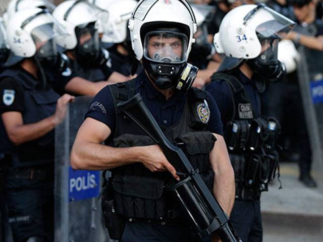 Turkey purges hundreds more police over graft 