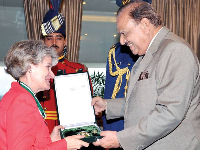 Hilal-i-Pakistan confered on Unesco DG 