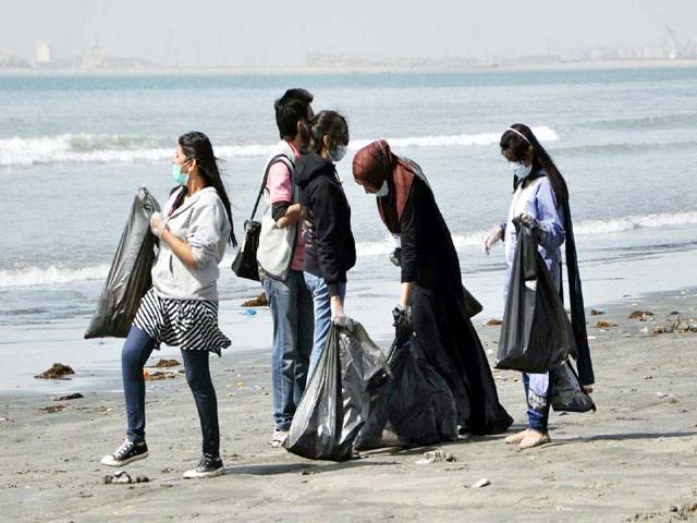 Students collect garbage
