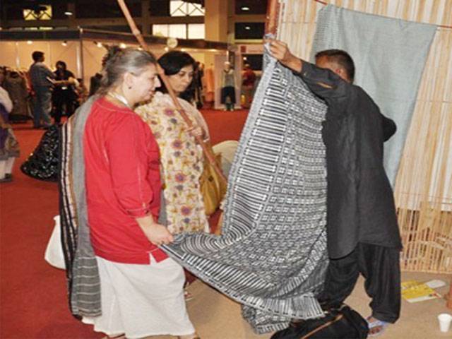 Huge rush, scanty sales at India Show
