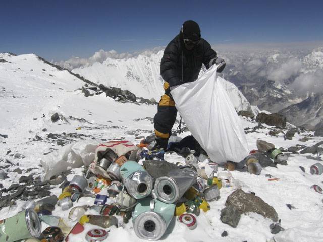 Everest climbers to collect rubbish