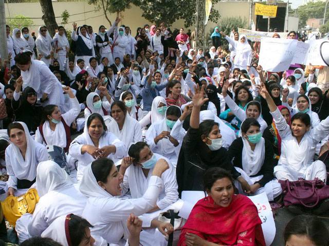 Nurses, paramedics protest