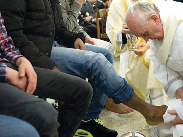Pope to wash feet of disabled in Easter ritual