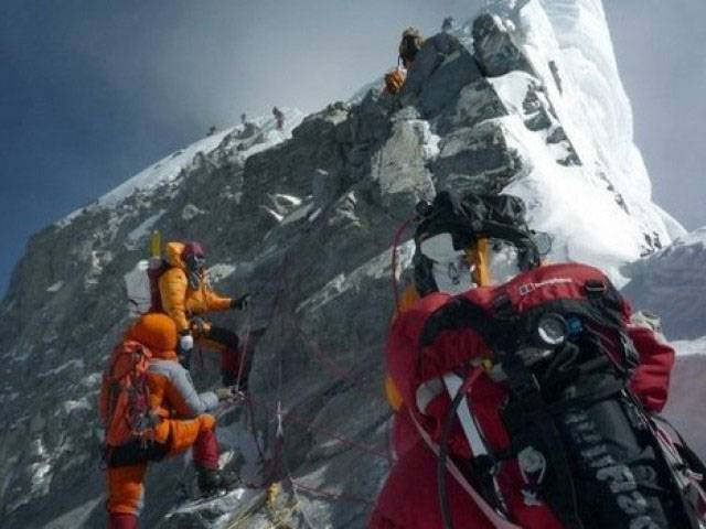 12 guides die in worst-ever Everest accident