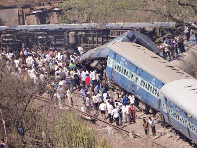 18 dead in India train accident