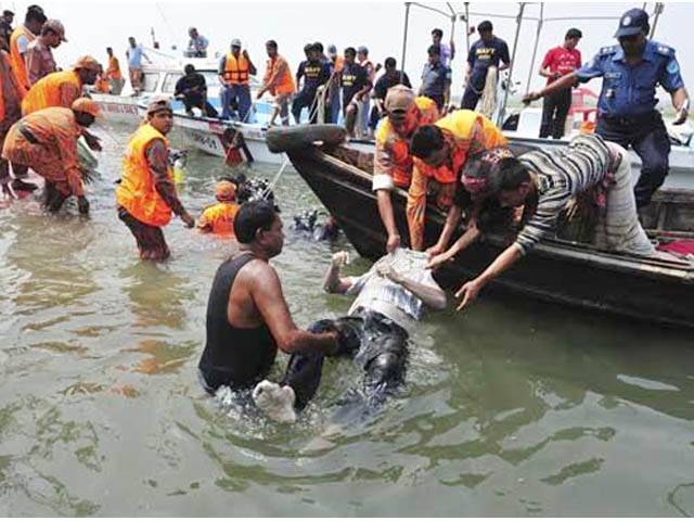Bangladesh ferry carrying hundreds sinks