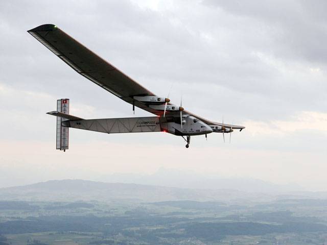 Solar plane makes debut with eye on global trip