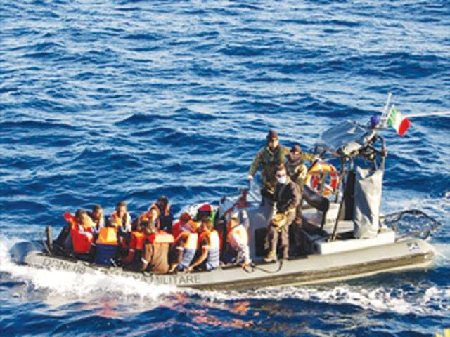 Italian navy rescues around 1,000 migrants
