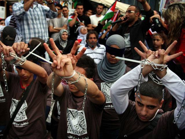 Palestinians rally for hunger-striking prisoners