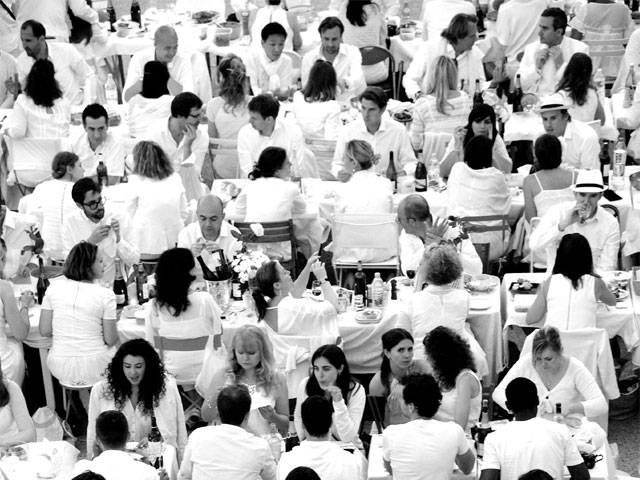Thousands dine on Paris bridges for ‘Dinner in White’