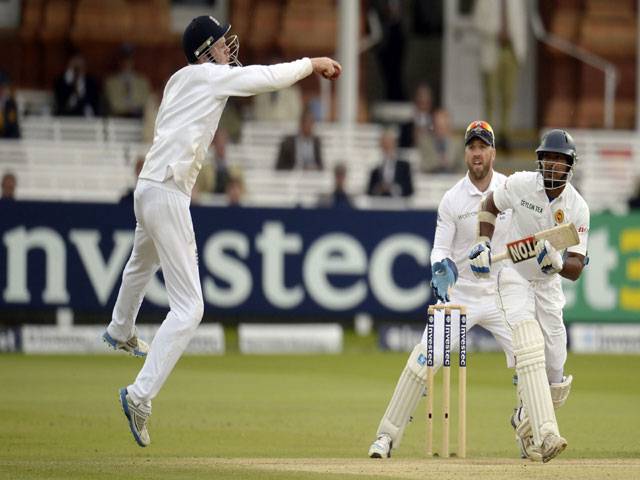 Lanka survive dramatic session to save Test