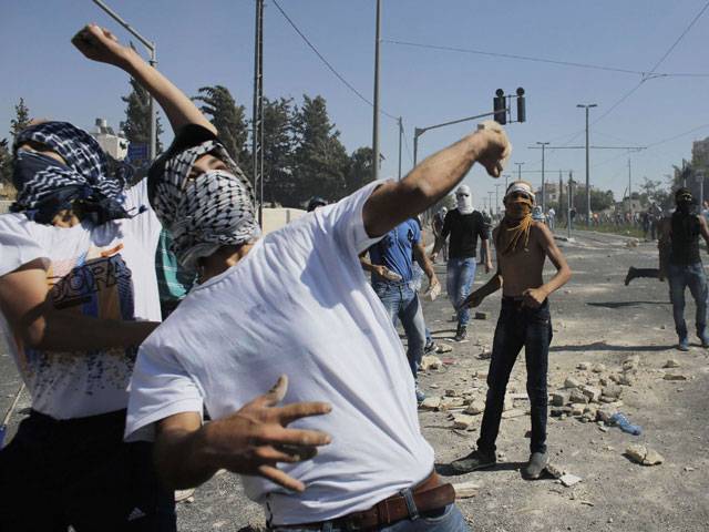 Palestinians hurl stones