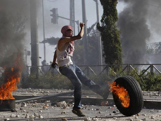 Palestinians hurl stones