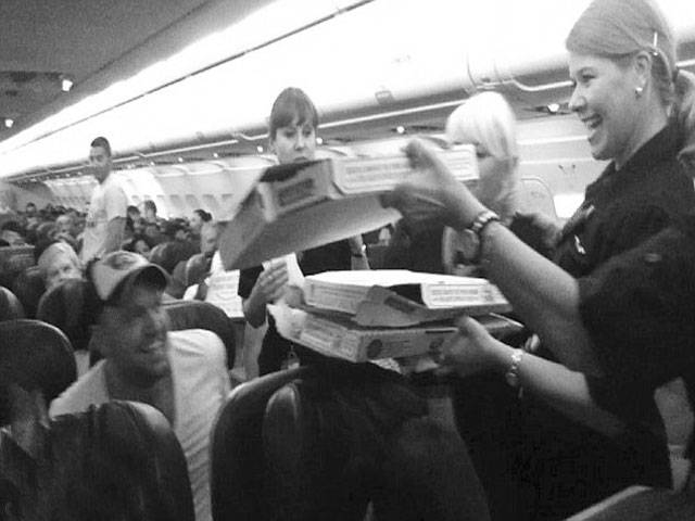 Pilot of delayed flight buys pizza for whole plane 