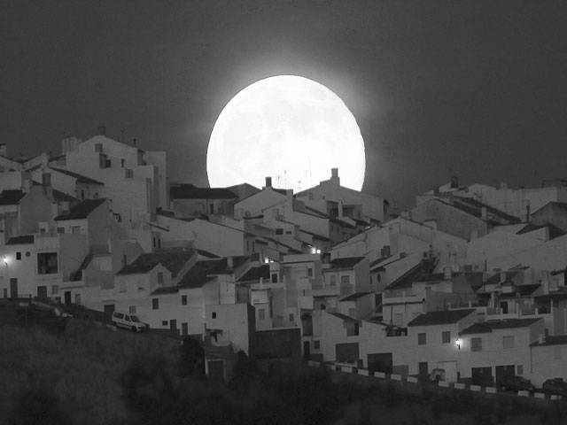 Supermoon attracts photographers