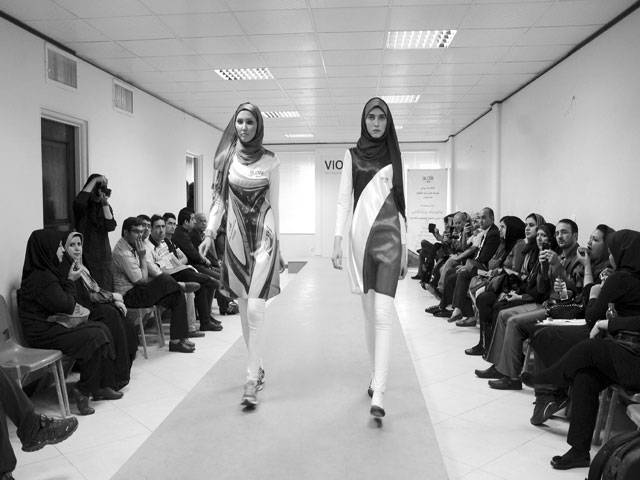 Iran bans fashion show organiser over flag designs