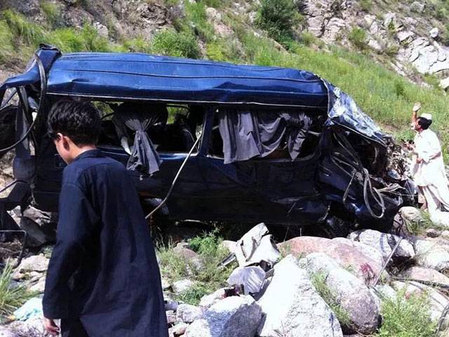14 passengers die as van falls into ravine in Batagram 