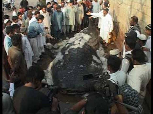 Fishermen drag dead whale to Karachi shore
