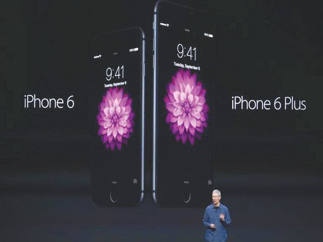 Apple unveils two big-screen iPhones 
