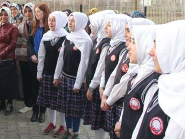 Turkey lifts ban on headscarves at high schools