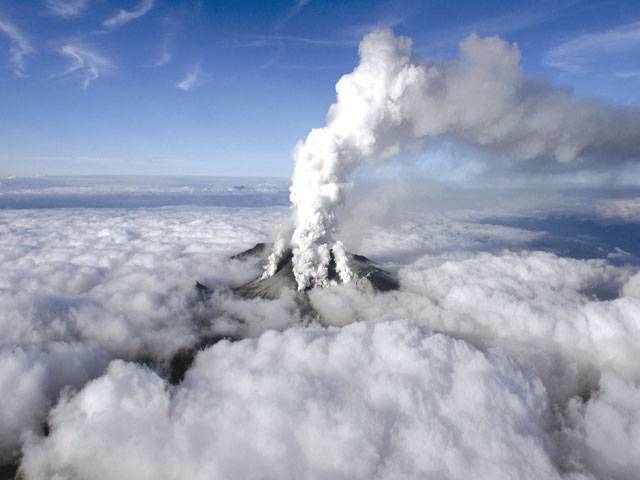 Volcano erupts in central Japan