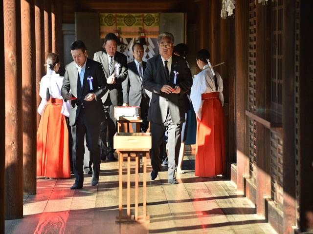Japan, China PMs meet in Milan despite shrine visit