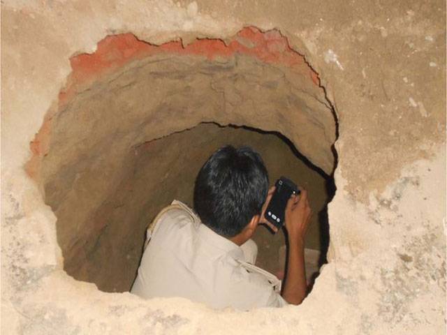 India robbers dig 125-ft tunnel to loot bank
