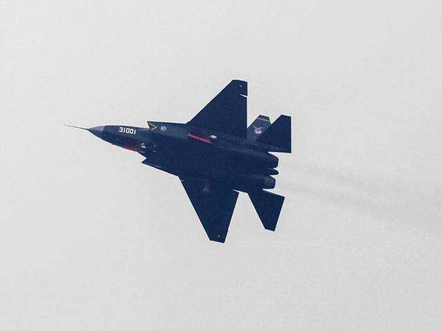 China unveils stealth fighter aircraft